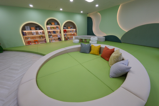 2일 사전공개된 서울 용산구 '용산 어린이 정원'의 어린이도서관. 연합뉴스